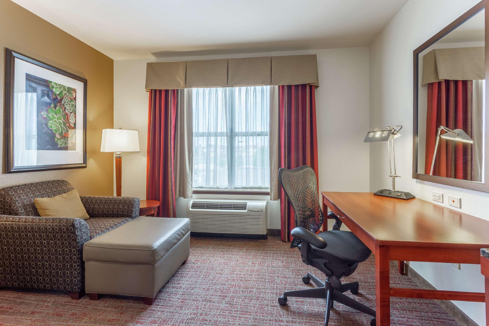 Deluxe King Room with Sofa Bed at Hilton Garden Inn Rockford, photo 4